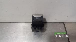 Gebruikte Schakelaar handrem Peugeot 5008 II (M4/MC/MJ/MR) 1.2 12V e-THP PureTech 130 Prijs € 21,00 Margeregeling aangeboden door Autoparts Pater