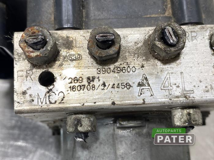 ABS Pomp van een Opel Corsa E 1.2 16V 2016