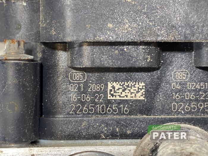 ABS Pomp van een Opel Corsa E 1.2 16V 2016