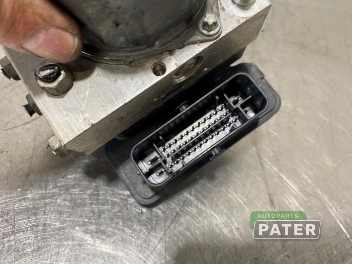 ABS Pomp van een Opel Corsa E 1.2 16V 2016