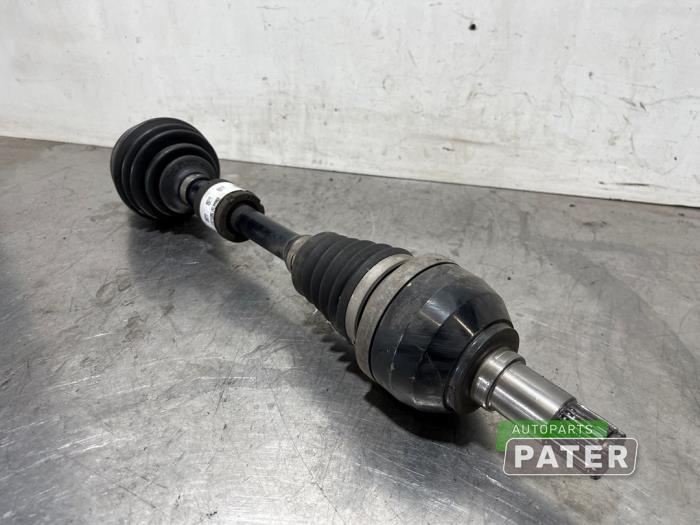 Aandrijfas links-voor van een Mercedes-Benz CLA (118.3) 1.3 CLA-180 Turbo 16V 2020