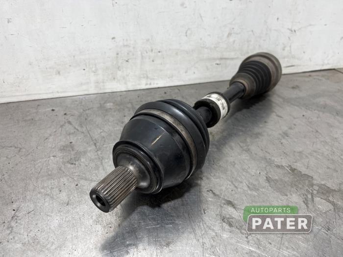 Aandrijfas links-voor van een Mercedes-Benz CLA (118.3) 1.3 CLA-180 Turbo 16V 2020