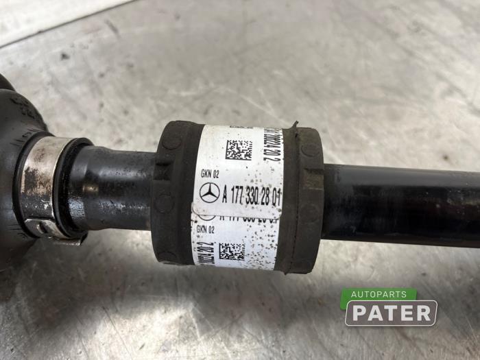 Aandrijfas links-voor van een Mercedes-Benz CLA (118.3) 1.3 CLA-180 Turbo 16V 2020