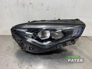 Gebruikte Koplamp rechts Mercedes CLA (118.3) 1.3 CLA-180 Turbo 16V Prijs € 735,00 Margeregeling aangeboden door Autoparts Pater