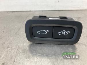 Gebruikte Schakelaar achterklep Polestar Polestar 2 78kWh Long Range Dual Motor Prijs € 21,00 Margeregeling aangeboden door Autoparts Pater