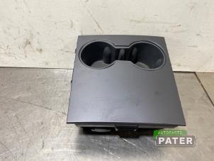 Gebruikte Bekerhouder Tesla Model 3 Standard RWD Plus, Long Range RWD Prijs € 26,25 Margeregeling aangeboden door Autoparts Pater