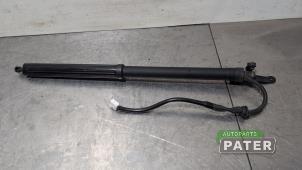 Gebruikte Kofferdekseldemper rechts-achter Toyota RAV4 (A5) 2.5 Hybrid 16V AWD Prijs € 157,50 Margeregeling aangeboden door Autoparts Pater