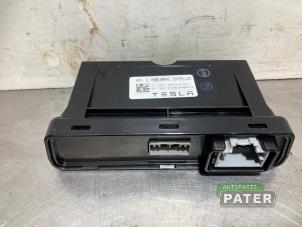 Gebruikte Handrem Computer Tesla Model X 75D Prijs € 42,00 Margeregeling aangeboden door Autoparts Pater