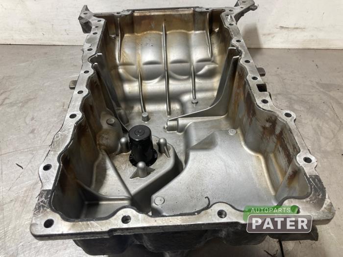 Carterpan van een Mercedes-Benz A (W176) 1.6 A-180 16V 2014