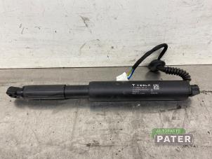 Gebruikte Kofferdekseldemper rechts-achter Tesla Model 3 Long Range, Performance AWD Prijs € 183,75 Margeregeling aangeboden door Autoparts Pater