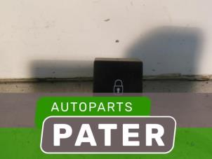 Gebruikte Centrale deurvergrendeling Schakelaar Peugeot 3008 I (0U/HU) 1.6 HDiF 16V Prijs € 10,50 Margeregeling aangeboden door Autoparts Pater