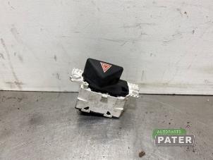 Gebruikte Alarmlicht Schakelaar Ford Focus 1 1.6 16V Prijs € 21,00 Margeregeling aangeboden door Autoparts Pater