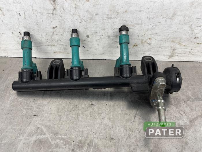 Gebruikte Injector brug Peugeot 107 1.0 12V Prijs € 21,00 Margeregeling aangeboden door Autoparts Pater