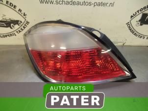 Gebruikte Achterlicht links Opel Astra H (L48) 1.6 16V Twinport Prijs € 26,25 Margeregeling aangeboden door Autoparts Pater