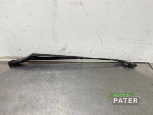 Gebruikte Ruitenwisserarm voor Volkswagen Caddy III (2KA,2KH,2CA,2CH) 1.6 TDI 16V Prijs € 12,71 Inclusief btw aangeboden door Autoparts Pater