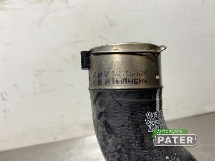 Intercooler Slang van een Mercedes-Benz A (W176) 1.6 A-180 16V 2015
