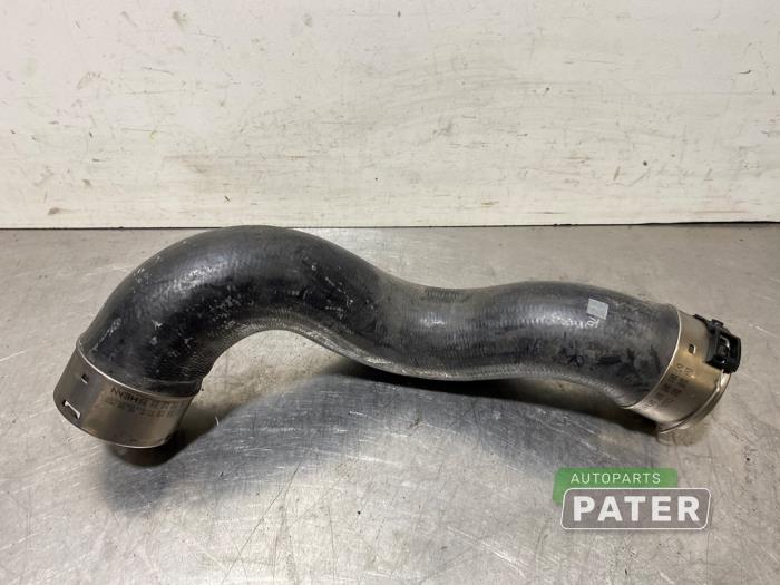 Intercooler Slang van een Mercedes-Benz A (W176) 1.6 A-180 16V 2015