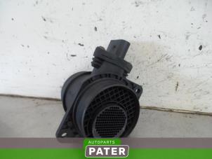 Gebruikte Luchtmassameter Volkswagen Caddy Combi III (2KB,2KJ) 1.9 TDI Prijs € 12,71 Inclusief btw aangeboden door Autoparts Pater