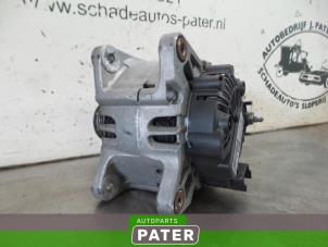 Gebruikte Dynamo Renault Captur (2R) 1.2 TCE 16V EDC Prijs € 42,00 Margeregeling aangeboden door Autoparts Pater