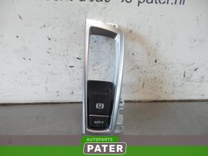 Gebruikte Handrem schakelaar BMW X3 (F25) xDrive30d 24V Prijs € 52,50 Margeregeling aangeboden door Autoparts Pater