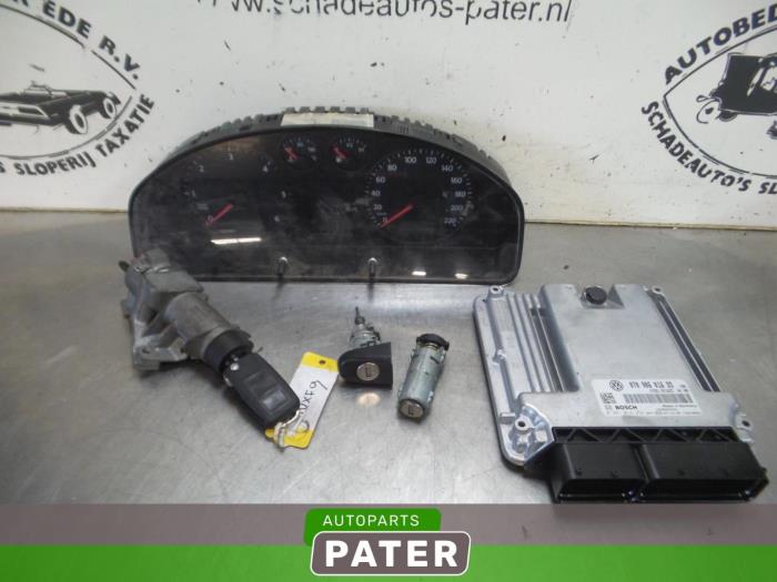 Gebruikte Kontaktslot + computer Volkswagen Transporter T5 2.5 TDi PF Prijs € 254,10 Inclusief btw aangeboden door Autoparts Pater