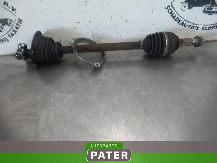 Gebruikte Aandrijfas links-voor Renault Twingo II (CN) 1.2 16V LEV Prijs € 26,25 Margeregeling aangeboden door Autoparts Pater