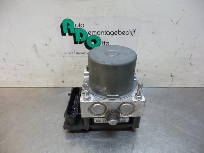 ABS Computer van een Subaru Legacy Touring Wagon (BP) 2.5 16V 2006