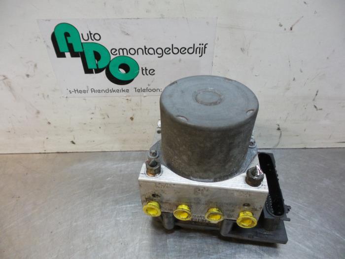 ABS Computer van een Subaru Legacy Touring Wagon (BP) 2.5 16V 2006