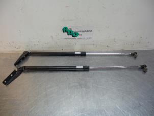 Gebruikte Set Gasdempers Achterklep Subaru Legacy Touring Wagon (BP) 2.5 16V Prijs € 40,00 Margeregeling aangeboden door Autodemontagebedrijf Otte