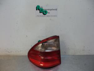 Gebruikte Achterlicht links Mercedes E Combi (S210) 2.7 E-270 CDI 20V Prijs € 40,00 Margeregeling aangeboden door Autodemontagebedrijf Otte