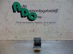 Gebruikte Elektrisch Raam Schakelaar Jeep Cherokee/Liberty (KJ) 2.5 CRD 16V Prijs € 15,00 Margeregeling aangeboden door Autodemontagebedrijf Otte