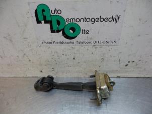 Gebruikte Deurvanger 4Deurs links-voor Ford Fusion 1.4 16V Prijs € 10,00 Margeregeling aangeboden door Autodemontagebedrijf Otte