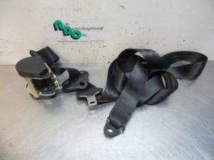 Gebruikte Veiligheidsgordel links-achter Peugeot 207/207+ (WA/WC/WM) 1.6 HDi 16V Prijs € 25,00 Margeregeling aangeboden door Autodemontagebedrijf Otte