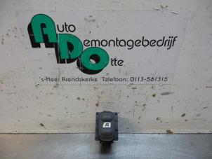 Gebruikte Schakelaar Elektrisch Raam Peugeot 607 (9D/U) 2.2 16V Prijs € 10,00 Margeregeling aangeboden door Autodemontagebedrijf Otte