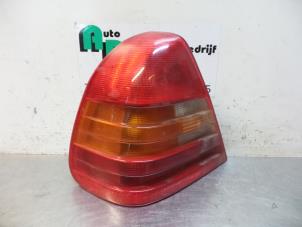 Gebruikte Achterlicht links Mercedes C (W202) 2.0 C-200D Prijs € 25,00 Margeregeling aangeboden door Autodemontagebedrijf Otte
