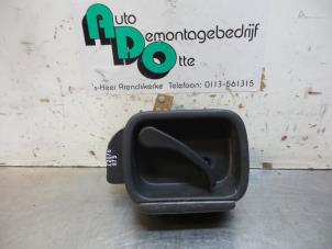 Gebruikte Greep achterdeur Bus-Bestel Volkswagen Caddy III (2KA,2KH,2CA,2CH) 2.0 SDI Prijs € 10,00 Margeregeling aangeboden door Autodemontagebedrijf Otte