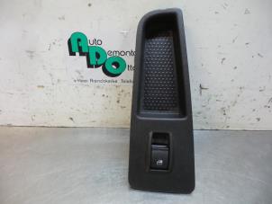 Gebruikte Raam schakelaar elektrisch Fiat Grande Punto (199) 1.2 Prijs € 10,00 Margeregeling aangeboden door Autodemontagebedrijf Otte