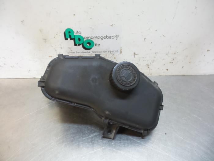 Gebruikte Servo Oliereservoir Citroen Berlingo 1.6 Hdi 75 16V Phase 1 Prijs € 15,00 Margeregeling aangeboden door Autodemontagebedrijf Otte