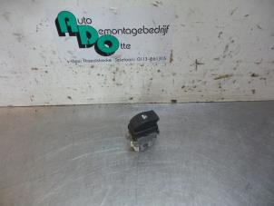 Gebruikte Elektrisch Raam Schakelaar Renault Grand Scénic II (JM) 2.0 16V Prijs € 10,00 Margeregeling aangeboden door Autodemontagebedrijf Otte