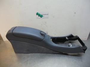 Gebruikte Armsteun Mercedes CLK (C209) 3.2 320 V6 18V Prijs € 125,00 Margeregeling aangeboden door Autodemontagebedrijf Otte