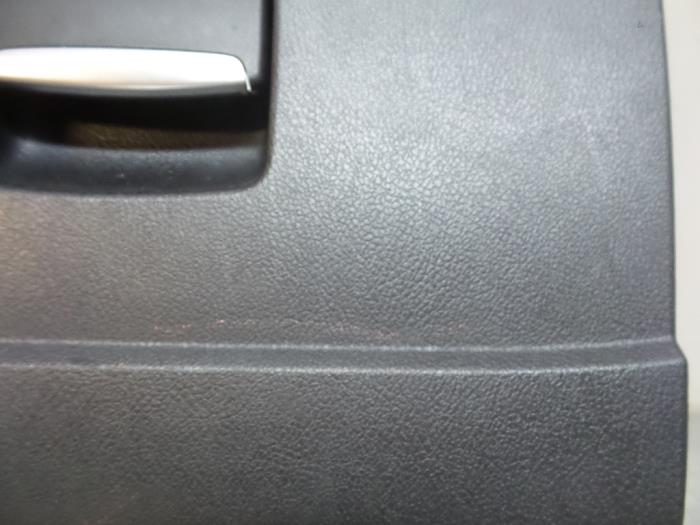 Dashboardkastje van een Ford Mondeo IV Wagon 2.0 16V 2007