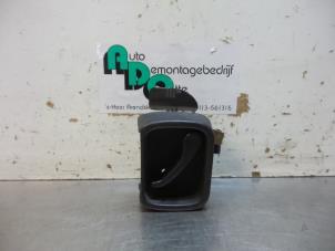 Gebruikte Greep achterdeur Bus-Bestel Volkswagen Caddy III (2KA,2KH,2CA,2CH) 1.9 TDI Prijs € 10,00 Margeregeling aangeboden door Autodemontagebedrijf Otte