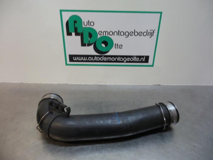 Gebruikte Intercooler Slang Volkswagen Caddy III (2KA,2KH,2CA,2CH) 1.9 TDI Prijs € 15,00 Margeregeling aangeboden door Autodemontagebedrijf Otte