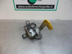 Gebruikte Slotmechaniek Motorkap Alfa Romeo MiTo (955) 1.3 JTDm 16V Eco Prijs € 25,00 Margeregeling aangeboden door Autodemontagebedrijf Otte