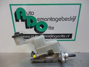 Gebruikte Hoofdremcilinder Toyota Corolla Verso (E12) 2.0 D-4D 16V 90 Prijs € 40,00 Margeregeling aangeboden door Autodemontagebedrijf Otte