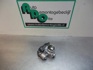 Gebruikte Gasklephuis Ford Fiesta 6 (JA8) 1.0 EcoBoost 12V 125 Prijs € 25,00 Margeregeling aangeboden door Autodemontagebedrijf Otte