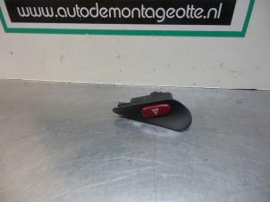 Gebruikte Gevarenlicht Schakelaar Peugeot 406 Coupé (8C) 2.2 16V Prijs € 15,00 Margeregeling aangeboden door Autodemontagebedrijf Otte