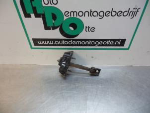 Gebruikte Deurvanger 4Deurs links-voor Toyota Avensis Wagon (T25/B1E) 1.8 16V VVT-i Prijs € 15,00 Margeregeling aangeboden door Autodemontagebedrijf Otte