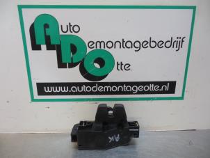 Gebruikte Slotmechaniek Achterklep Peugeot 307 SW (3H) 2.0 16V Prijs € 15,00 Margeregeling aangeboden door Autodemontagebedrijf Otte