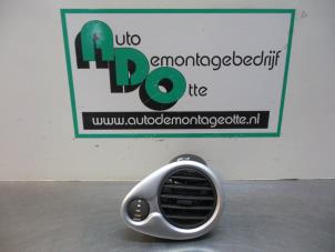 Gebruikte Luchtrooster Dashboard Renault Clio III (BR/CR) 1.6 16V Prijs € 10,00 Margeregeling aangeboden door Autodemontagebedrijf Otte